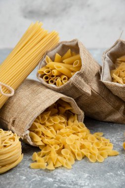 Köy sepetleri ve mermer arka planda erişte ve makarna çeşitleri. Yüksek kalite fotoğraf