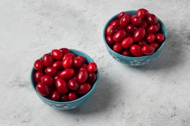 Beton arkaplan üzerinde mavi bardaklar. Yüksek kalite fotoğraf