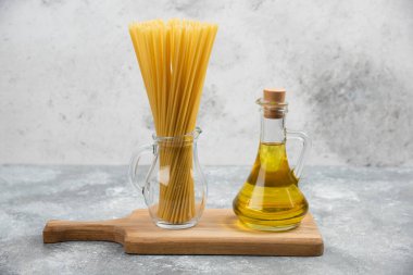 Pastalar ve bir şişe ekstra saf zeytinyağı. Yüksek kalite fotoğraf