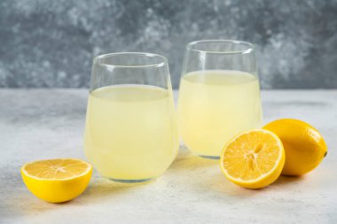 İki bardak limon dilimli taze limonata. Yüksek kalite fotoğraf