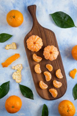 Taze, sulu mandalinaların dikey fotoğrafı. Yüksek kalite fotoğraf