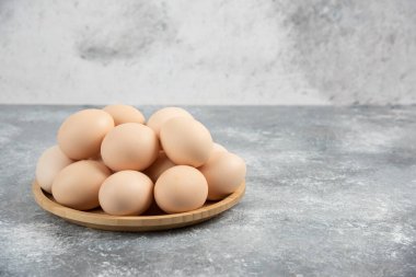 Mermer yüzeyde taze organik çiğ yumurta tabağı. Yüksek kalite fotoğraf