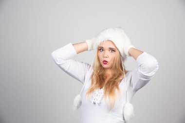 Kış kıyafetli sarışın kadın onun tarafına bakıyor. Yüksek kalite fotoğraf