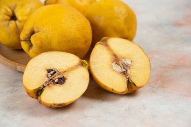 Dilimlenmiş ve taze ayva meyveleri ahşap tabakta. Yüksek kalite fotoğraf