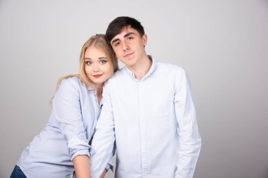 Beyaz bir arka planda aşık genç bir çift