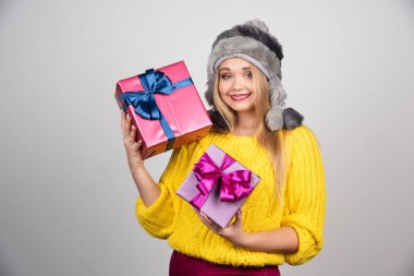 Elinde Noel hediyeleri tutan şapkalı bir kadın. Yüksek kalite fotoğraf