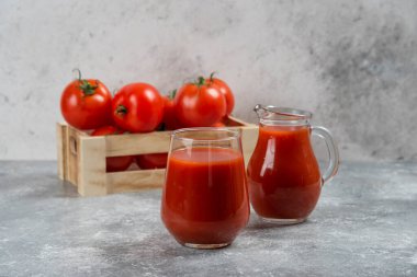 Bir sürahi dolusu domates suyu ve bir fincan. Yüksek kalite fotoğraf