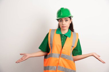 Üniformalı ve kasklı genç kadın mimar. Yüksek kalite fotoğraf