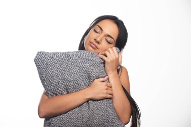 Beyaz arka planda yastık tutan bir kadın. Yüksek kalite fotoğraf