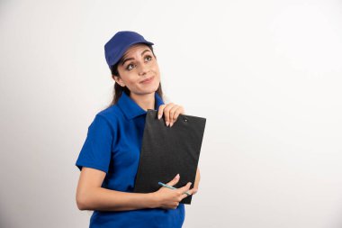 Elinde dosya olan teslimatçı kadının portresi. Yüksek kalite fotoğraf