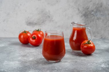 Bir sürahi dolusu domates suyu ve bir fincan. Yüksek kalite fotoğraf