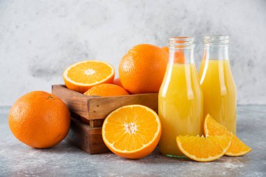 Taş zeminde sulu portakal meyveleriyle dolu ahşap bir kutu. Yüksek kalite fotoğraf