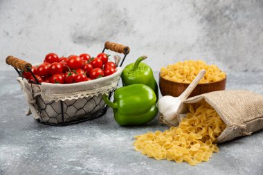 Çeri domatesli, biberli ve mermer kaplama sarımsaklı makarna sepetleri. Yüksek kalite fotoğraf