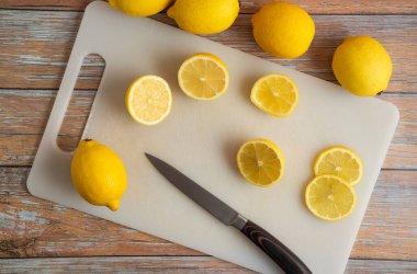 Tahta masada taze limonlar