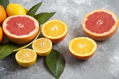 Gri arka planda taze narenciye meyvelerinin yakın fotoğrafını çek. Yüksek kalite fotoğraf