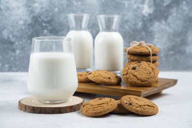 Lezzetli kurabiyeli bir bardak süt. Yüksek kalite fotoğraf