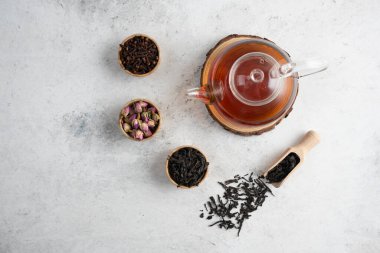 Tahta çaydanlık ve gevşek çaydanlık. Yüksek kalite fotoğraf