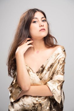 Ayakta duran ve kameraya bakan güzel bir genç kadının portresi. Yüksek kalite fotoğraf