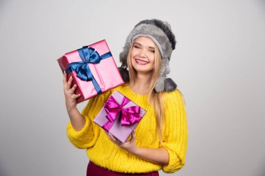 Elinde Noel hediyeleri tutan şapkalı bir kadın. Yüksek kalite fotoğraf