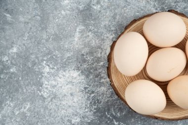 Ahşap parçasına organik taze pişmemiş yumurta yığını. Yüksek kalite fotoğraf