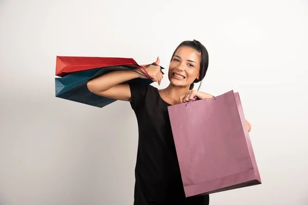 Femme Gaie Avec Des Sacs Provisions Sur Fond Blanc Photo — Photo