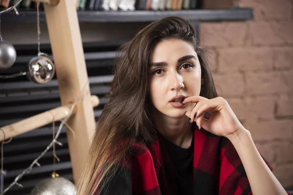 Ung Kvinna Modell Poserar Med Rutig Rutig Nära Julbollar Högkvalitativt — Stockfoto