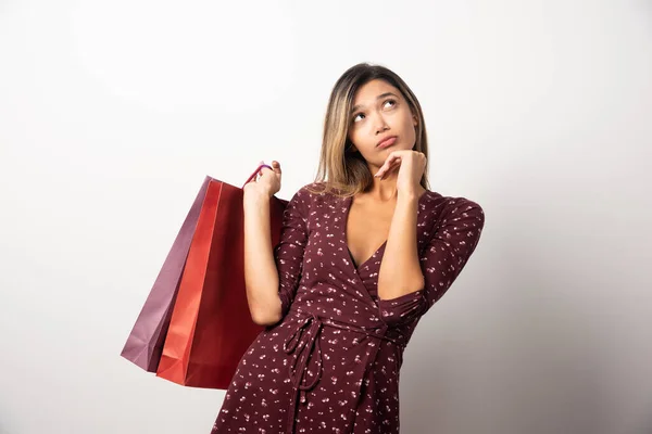 Jovem Segurando Sacos Loja Fundo Branco Foto Alta Qualidade — Fotografia de Stock