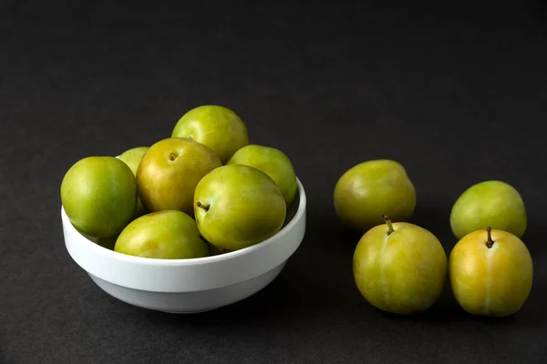 Green Plums White Ceramic Saucer High Quality Photo — Stock Photo, Image