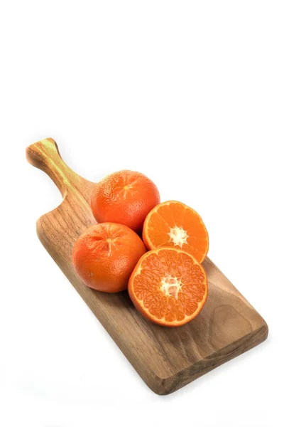 Frutas Naranja Frescas Jugosas Enteras Rebanadas Una Tabla Cortar Madera — Foto de Stock