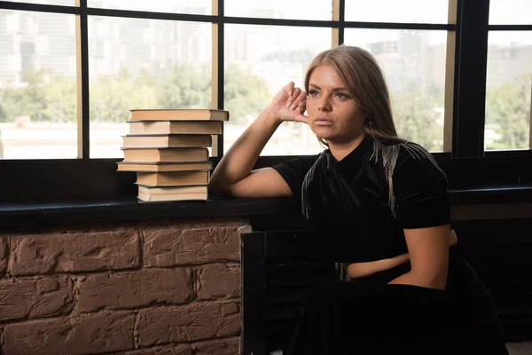 Ung Kvinna Poserar Med Böcker Nära Fönstret — Stockfoto