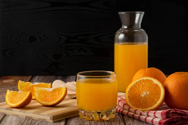 Нарізані Апельсини Соком Скляній Банці Чашці Високоякісна Фотографія — стокове фото
