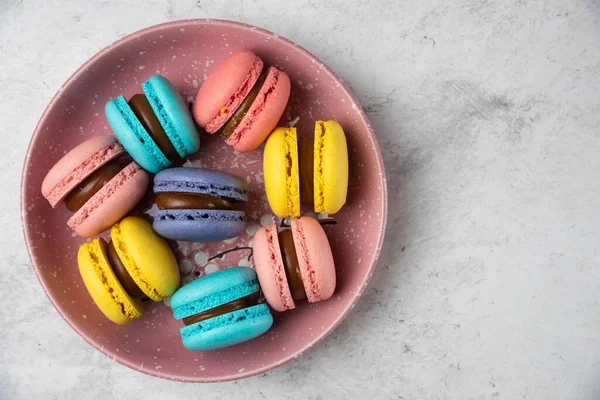 Teller Mit Bunten Pastell Macarons Auf Weißem Hintergrund Hochwertiges Foto — Stockfoto