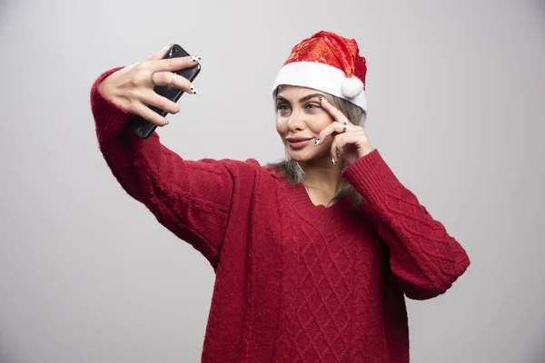 Femme Heureuse Dans Chapeau Père Noël Prenant Une Photo Elle — Photo
