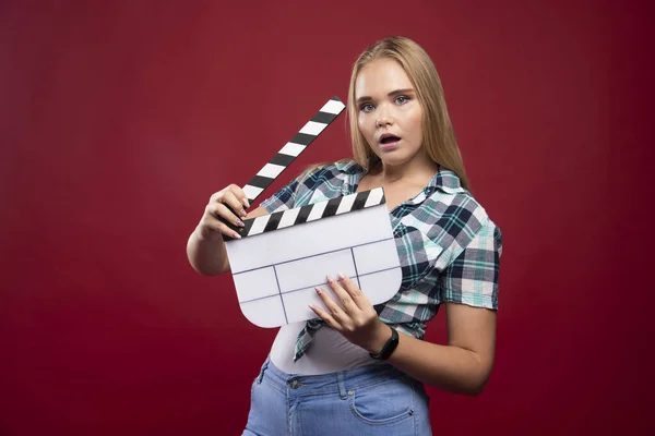 Ung Blond Modell Håller Tom Film Filma Klappbräda Och Kul — Stockfoto