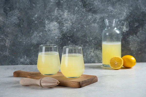 Dos Tazas Limonada Una Tabla Madera Foto Alta Calidad — Foto de Stock