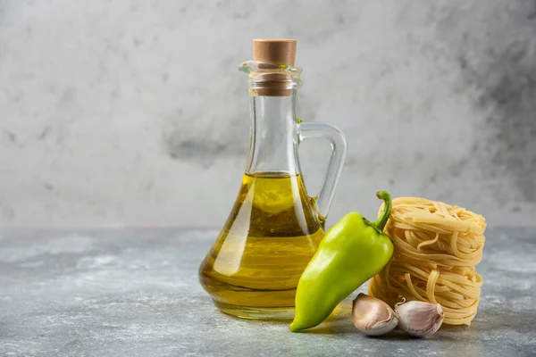 Tagliatelle Rauwe Pasta Nesten Fles Olie Groenten Marmeren Achtergrond Hoge — Stockfoto