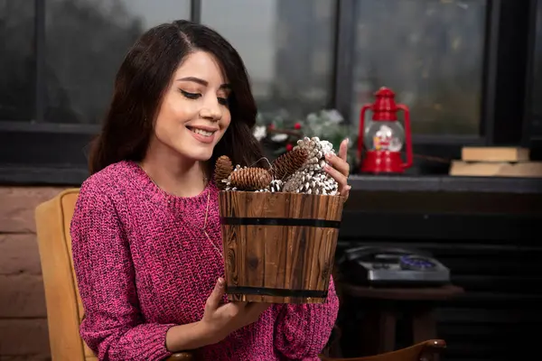 Retrato Una Joven Sosteniendo Cubo Cono Pino Foto Alta Calidad — Foto de Stock