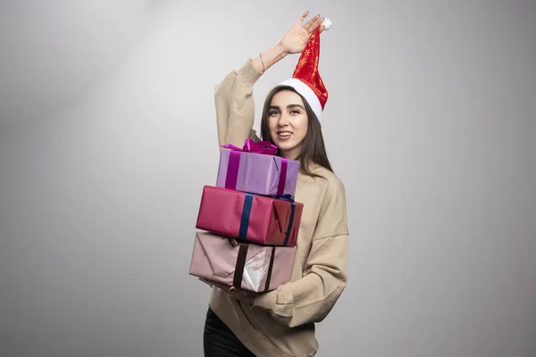 Молода Жінка Носить Три Коробки Різдвяних Подарунків Високоякісна Фотографія — стокове фото