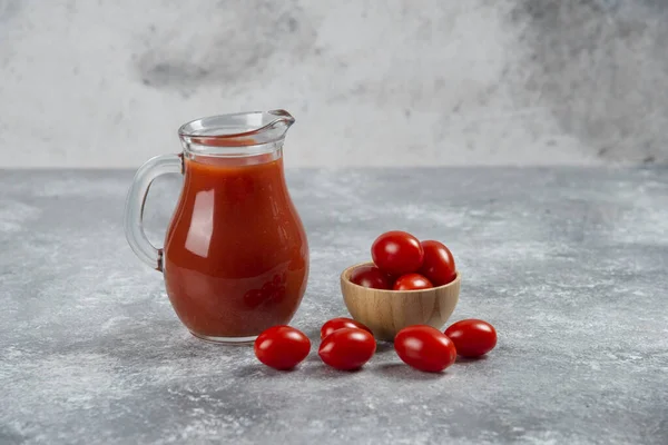 Ein Glaskrug Voll Tomatensaft Mit Einer Hölzernen Schüssel Kirschtomaten Hochwertiges — Stockfoto