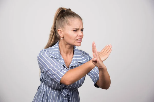 Young Woman Telling Stop Gray Background High Quality Photo — Stock Photo, Image