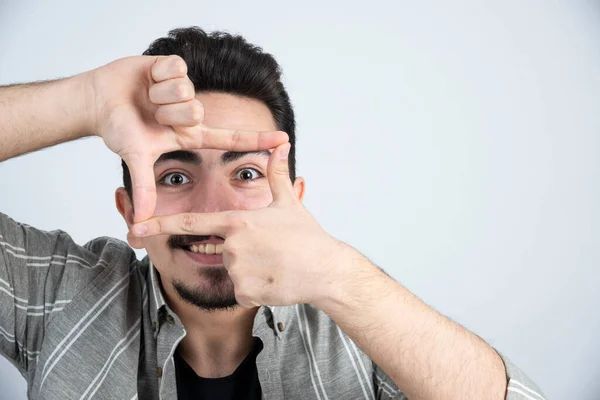 Foto Joven Con Ropa Casual Posando Ante Cámara Sobre Una — Foto de Stock