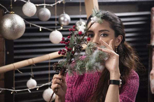 Молодая Женщина Окружена Рождественскими Шарами Сосновыми Ветвями Высокое Качество Фото — стоковое фото