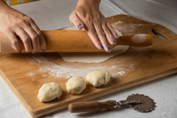 Mani Delle Donne Fanno Pasta Gutab Piatto Azero Foto Alta — Foto Stock