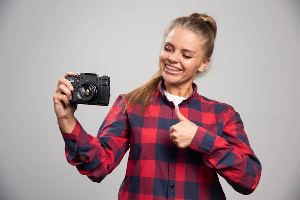 Blont Fotografi Incheckad Skjorta Tar Bilder Och Känns Positivt Högkvalitativt — Stockfoto