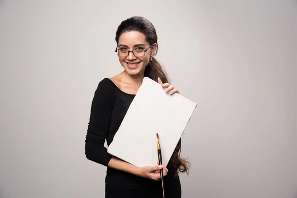 Junges Künstlermädchen Zeigt Ihre Kunstwerke Der Öffentlichkeit Und Erklärt Details — Stockfoto