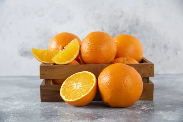 Dřevěná Stará Krabice Plná Šťavnatého Pomerančového Ovoce Kamenném Pozadí Kvalitní — Stock fotografie