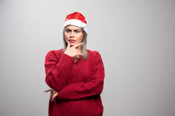 Mooie Vrouw Een Rode Trui Die Aan Haar Werk Denkt — Stockfoto