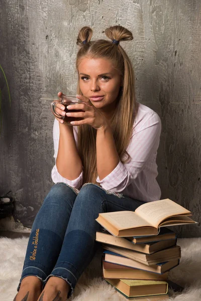 Frau Sitzt Mit Tee Und Buch Auf Marmorgrund Auf Dem — Stockfoto