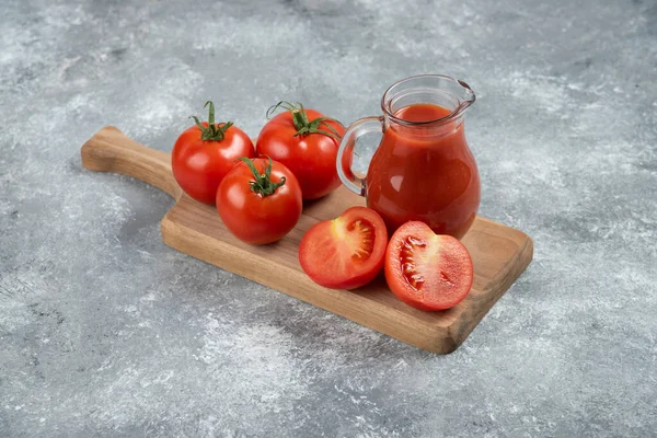 Ein Glas Saft Mit Frischen Tomaten Hochwertiges Foto — Stockfoto