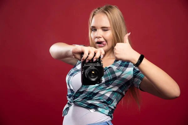 Young Blonde Photograph Holding Professional Camera Takes Her Selfie Lovely — Stock Photo, Image